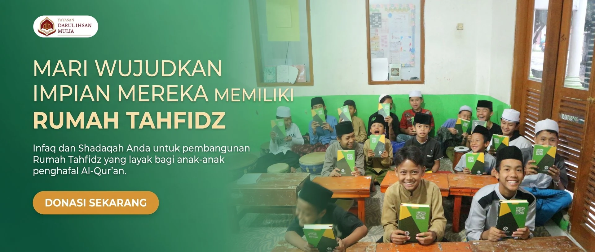Anak-anak penghafal Al-Qur'an memegang mushaf di ruang mengaji, dengan ajakan mewujudkan Rumah Tahfidz bagi mereka
